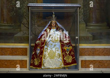 Madonna con bambino in una cappella laterale della Cattedrale metropolitana di Buenos Aires. La cattedrale è il sito principale della Chiesa cattolica in Argentina. Foto Stock