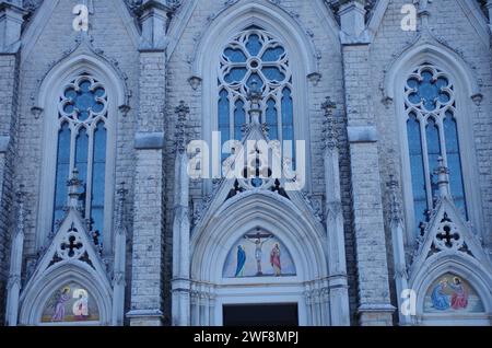 Castelpetroso - Basilica minore dell'Addolorata Santuario - dettaglio della facciata in stile neogotico Foto Stock