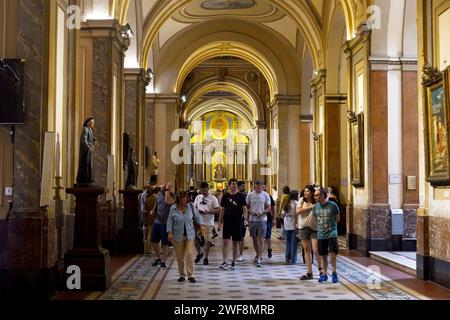 La cattedrale metropolitana è il sito principale della Chiesa cattolica in Argentina ed è dove Papa Francesco, come arcivescovo Jorge Bergoglio, eseguiva la messa. Foto Stock