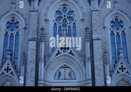 Castelpetroso - Basilica minore dell'Addolorata Santuario - dettaglio della facciata in stile neogotico Foto Stock