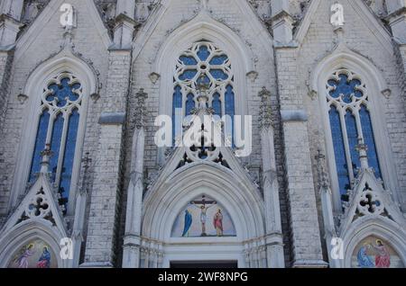 Castelpetroso - Basilica minore dell'Addolorata Santuario - dettaglio della facciata in stile neogotico Foto Stock