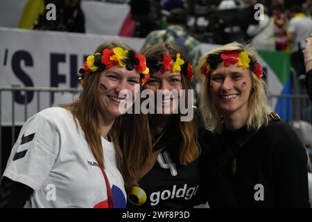 Colonia, Germania. 28 gennaio 2024. © Laurent Lairys/MAXPPP - tifosi Germania durante la gara maschile EHF Euro 2024, Placement Match 3/4, Handball Match tra Svezia e Germania il 28 gennaio 2024 alla Lanxess-Arena di Colonia, Germania - foto Laurent Lairys/MAXPPP credito: MAXPPP/Alamy Live News Foto Stock