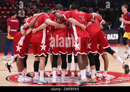 Milano, Italia. 26 gennaio 2024. Italia, Milano, gennaio 26 2024: La squadra di Armani Milan entra in campo per il riscaldamento durante la partita di basket EA7 Emporio Armani Milan vs FC Barcelona, EuroLeague 2023-24 round 23 (foto di Fabrizio Andrea Bertani/Pacific Press/Sipa USA) credito: SIPA USA/Alamy Live News Foto Stock