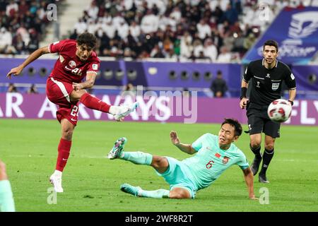 Doha, Qatar. 22 gennaio 2024. Jassem Gaber del Qatar e Shangyuan Wang della Cina durante la AFC Asian Cup Qatar 2023, gruppo A partita di calcio tra Qatar e China PR il 22 gennaio 2024 al Khalifa International Stadium di Doha, Qatar - foto Najeeb Almahboobi/TheMiddleFrame/DPPI Credit: DPPI Media/Alamy Live News Foto Stock