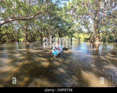 Kayak sul Rio Istian, Isola di Ometepe, Nicaragua Foto Stock