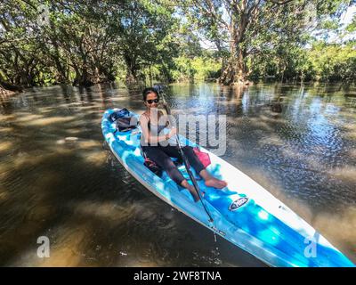 Kayak sul Rio Istian, Isola di Ometepe, Nicaragua Foto Stock