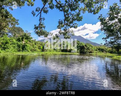 Kayak sul Rio Istian, Isola di Ometepe, Nicaragua Foto Stock