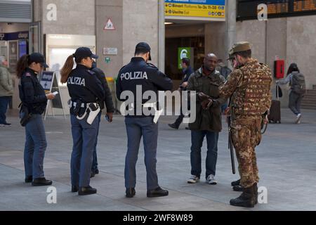 Genova, Italia - marzo 29 2019: La polizia e l'esercito italiano effettuano un controllo d'identità presso la stazione ferroviaria di Genova Piazza Principe per assicurarsi che il passo venga superato Foto Stock