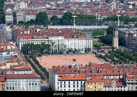 Lione, Francia - 10 giugno 2018: Veduta aerea di Place Bellecour con il Clocher de la Charité e il Centre Nautique Tony Bertrand. Foto Stock