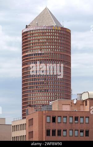 Lione, Francia - 10 giugno 2018: Il Tour Part-Dieu (precedentemente Tour du Crédit Lyonnais, o le Crayon) è un grattacielo di Lione, in Francia. L'edificio è il 164. Foto Stock