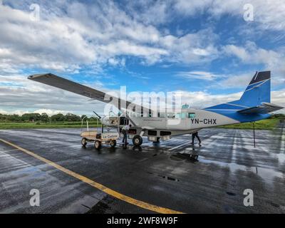 Cessna in attesa del decollo sull'isola di Big Corn, Nicaragua Foto Stock