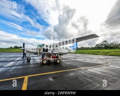 Cessna in attesa del decollo sull'isola di Big Corn, Nicaragua Foto Stock