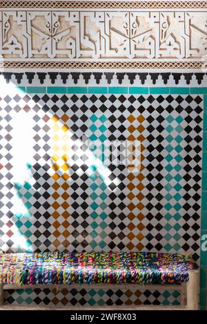 Marocco, Marrakech, medina medersa, Madrassa Ali Ben Youssef, architettura islamica marocchina, colorata panchina Foto Stock