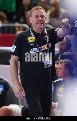 COLONIA, GERMANIA - GENNAIO 28 Lanxess Arena, Men's EHF Euro 2024 PLACEMENT MATCH 3/4 Svezia - Germania v.l., Bundestrainer, Trainer Alfred Gislason (Deutschland, DHB) gibt Anweisungen, gestikuliert, mit den Armen gestikulieren dà istruzioni, gesticulate, zeigt die Richtung An Foto Stock