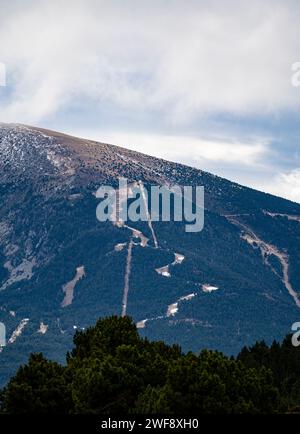 Crisi per l'industria sciistica - stagione di gennaio, e nessuna neve nei Pirenei Orientales, Francia Foto Stock