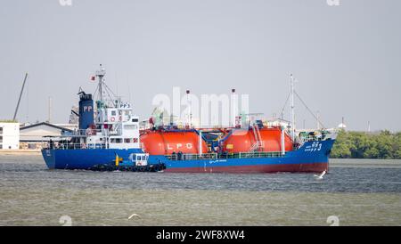 SAMUT PRAKAN, THAILANDIA, DEC 15 2023, la cisterna GPL naviga sul fiume verso il mare Foto Stock