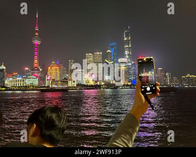 Shanghai, Cina, Vista panoramica, skyline, centro città, architettura moderna, edifici per uffici, Pudong, uomo che tiene in mano lo smartphone, scattare foto, Foto Stock
