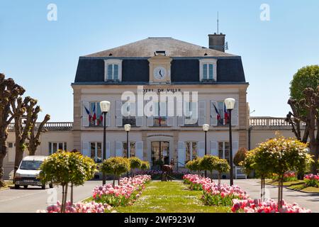 Chantilly, Francia - aprile 25 2021: Il municipio di Chantilly nel centro della città. Foto Stock