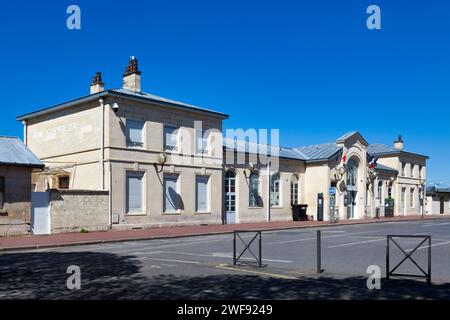 Chantilly, Francia - aprile 25 2021: La stazione di Chantilly-Gouvieux è una stazione ferroviaria della rete ferroviaria regionale ter Hauts-de-France che collega a pari Foto Stock