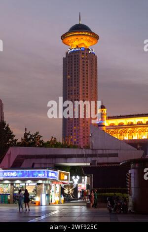 Shanghai, Cina - 10 agosto 2018: Il Radisson Blu Hotel Shanghai New World, conosciuto anche come Radisson Hotel Shanghai New World o Radisson New World Hot Foto Stock