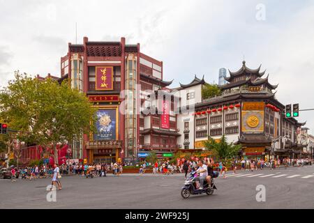 Shanghai, Cina - 11 agosto 2018: Strada principale di Fang Bang Zhong Lu (mercato di Yuyuan) nella città vecchia di Shanghai vicino al Giardino Yuyuan, il popolare di Shanghai Foto Stock