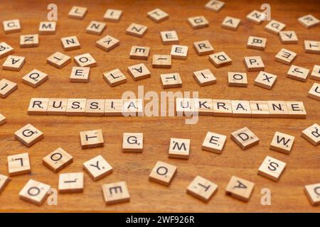 lettere di russia e ucraina su sfondo di legno Foto Stock