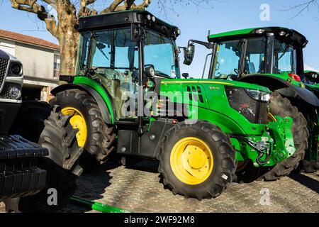 Prado, Portogallo - 19 gennaio 2024: John Deere 5115 GF Tractor esposto ad una fiera agricola Foto Stock