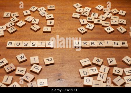 lettere di russia e ucraina su sfondo di legno Foto Stock