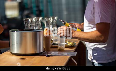 Drink e Getränke auf einer Party aubfüllen Foto Stock