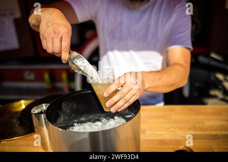 Drink e Getränke auf einer Party aubfüllen Foto Stock