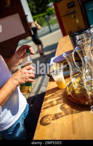 Drink e Getränke auf einer Party aubfüllen Foto Stock