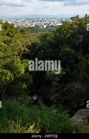 Questa foto cattura una vista grandangolare del paesaggio urbano di Chiang mai, presa dal punto panoramico elevato di una collina. Foto Stock