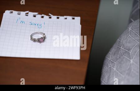 anello rimasto sul tavolo da notte, mi dispiace messaggio Foto Stock