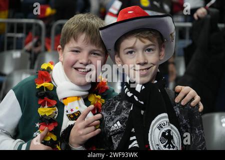 Colonia, Germania. 28 gennaio 2024. Tifosi Germania durante il Men's EHF Euro 2024, Placement Match 3/4, Handball Match tra Svezia e Germania alla Lanxess-Arena di Colonia, Germania, il 28 gennaio 2024. Foto Laurent Lairys/ABACAPRESS.COM/ABACAPRESS.COM credito: Abaca Press/Alamy Live News Foto Stock