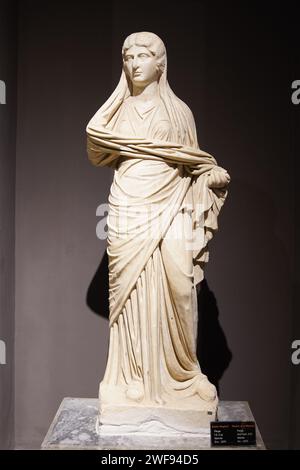 Statua della donna nel Museo archeologico di Antalya, città di Antalya, Turkiye Foto Stock