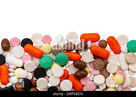 Compresse e capsule mediche multicolore su sfondo bianco primo piano. Medicine. Medicina. Salute. Tablet isolate Foto Stock