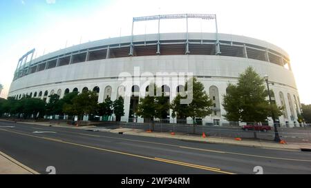 Columbus, Ohio, USA - 4 agosto 2023: Vista sulla strada del retro dello stadio di football dell'Ohio State University la mattina presto. Foto Stock