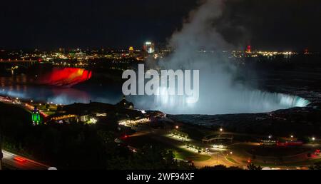 Da una camera d'hotel si può ammirare le cascate del Niagara illuminate di notte. Foto Stock