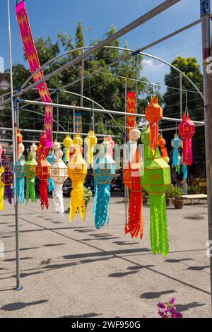Un gruppo di vivaci lanterne sospese da un alto palo a Wat Chiang Man, creando una scena colorata e vivace. Foto Stock