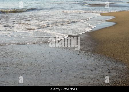 La marea del mare si tuffa in spiaggia. Spagna. Foto Stock