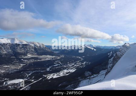 Una foto aerea mozzafiato delle montagne innevate, scattata dalla cima, che mostra la vista mozzafiato Foto Stock