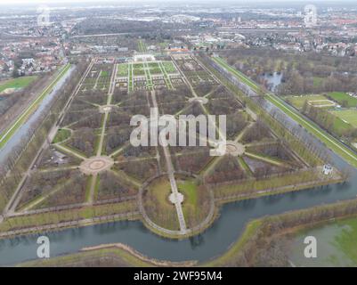 Vista aerea dei droni sui Giardini Herrenhauser ad Hannover, Germania. Vista aerea con droni. Foto Stock