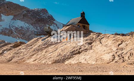 Vista alpina estiva con cappella sul ghiacciaio Schneeferner, Zugspitzplatt, Monte Zugspitze, cima della Germania, Garmisch-Partenkirchen, Baviera, Germania Zug Foto Stock