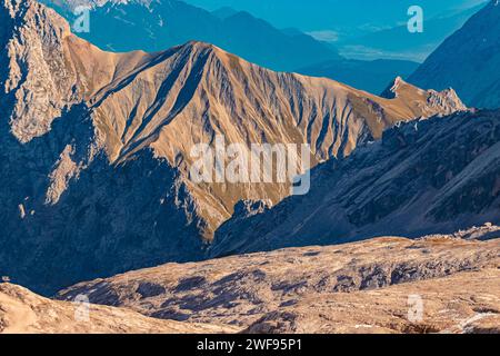 Vista alpina estiva sul ghiacciaio Schneeferner, Zugspitzplatt, Monte Zugspitze, cima della Germania, Garmisch-Partenkirchen, Baviera, Germania Zugspitze AX 193 Foto Stock