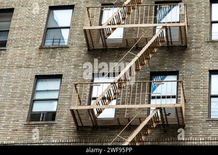 Facciate di tipici edifici in mattoni e fughe di fuoco nel quartiere Bronx di New York, uno dei quartieri della grande Mela negli Stati Uniti. Foto Stock