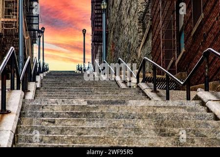 Le scale del Joker all'alba o al tramonto arancione nel famoso quartiere del Bronx, il famoso quartiere di New York negli Stati Uniti. Foto Stock