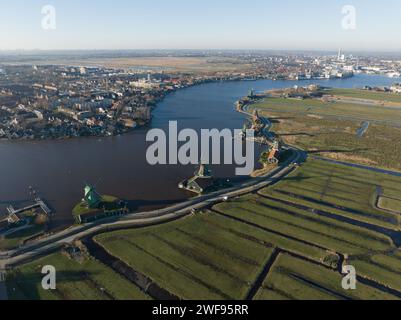 Zaanse Schans, destinazione turistica di un tipico paesaggio storico olandese. Meraviglia ingegneristica nel polder. Vista aerea con droni a volo d'uccello. Foto Stock