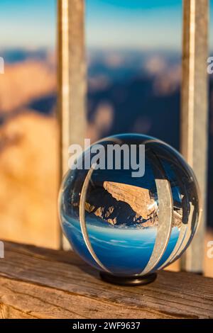 Paesaggio estivo alpino con palla di cristallo girato al Monte Zugspitze, in cima alla Germania, Garmisch-Partenkirchen, Baviera, Germania Zugspitze AX 233 Foto Stock