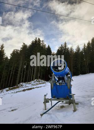 Macchinetta per la neve sulla stazione sciistica Foto Stock