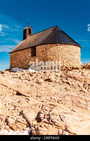 Vista alpina estiva con cappella sul ghiacciaio Schneeferner, Zugspitzplatt, Monte Zugspitze, cima della Germania, Garmisch-Partenkirchen, Baviera, Germania Zug Foto Stock